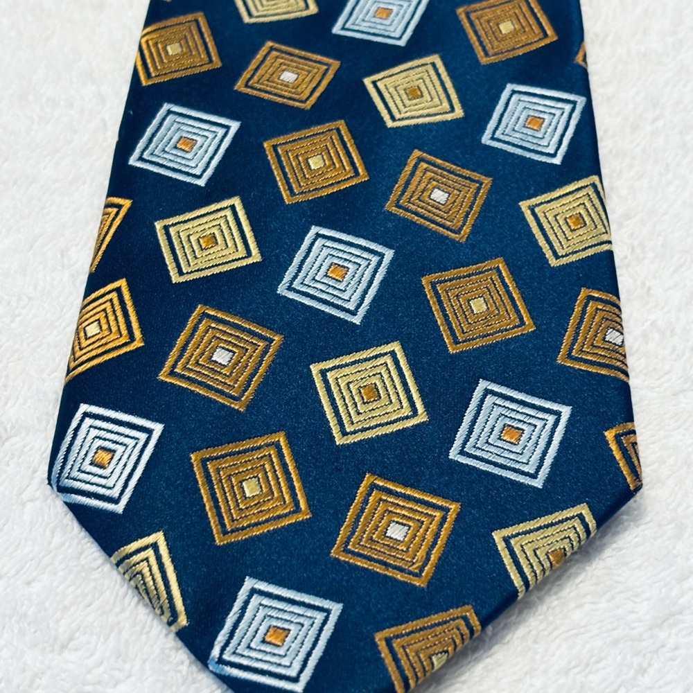 Brand New Stylish Tie By GEOFFREY BEENE - Picture 2 of 4